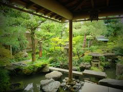 重臣の武家とはいえ、個人邸宅にあるとは思えないほどの立派な日本庭園…。立派過ぎるかもしれません。
今日に至るまで丁寧に手入れがされてあります。
静寂な空間であり、とても落ち着きます。