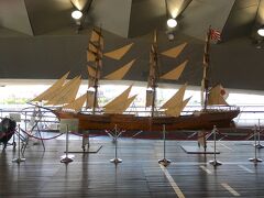 ターミナル内にはカフェやホール、駐車場があります。
ロビーには帆船「北光丸」の模型が設置されていました。
