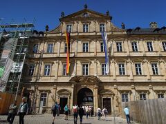 大聖堂の目の前には、新宮殿（Neue Residenz）があり、
奥にはバラ園と旧市街を見渡せる展望台に繋がります。

ここも工事かい・・・・。