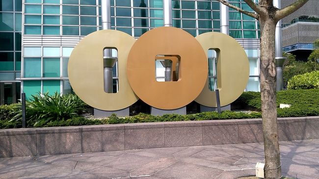 他にも台北101前にオブジェ