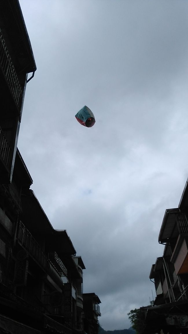 ４色ごとにポーズさせられ