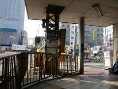 西成、新今宮駅からスタート
昔、界隈は日雇い労働者の町、釜ヶ崎と呼ばれかなり物騒なところだった
今は、高齢化して比較的静かな町になった
安アパートや旅館は、外国人相手の安宿に転換し、いつのまにかアジア系中心の外国人ツーリストの町になった
だから、コロナで今はもうガラガラ
人の量は1／10以下だな