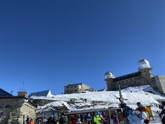 終点(3,089m)に到着して列車から降りると

皆さん とりあえず記念写真など写しまくりタイムになります

上に見えているドームがホテルと天文台

その上部にある展望台からの見晴らしは360度の大パノラマ

通路を登って行くとエレベーターもあります
