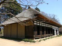館跡の一角に、茅葺の建物が建っていた。
延宝2年(1674)に建てられたという旧中山家住宅で、茨城県指定文化財だそうだ。
中山家は武家出身で、江戸初期に帰農したそうだ。