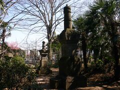 雀神社から土手沿いに少し戻ると、永井（えいせい）寺に辿着いた。
永井寺は、寛永3年(1626)に古河城主永井直勝により創建された永井家の菩提寺。
境内にある永井家墓所には、初代直勝をはじめ、二代尚政、三代尚征、その弟尚傭の供養塔が建ち並んでいた。