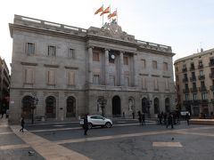 こちらに到着！。

「サン・ジャウマ広場」です。この広場には「バルセロナ市庁舎」と「自治政府庁」が向かい合って建っていました。

こちらは「バルセロナ市庁舎」。

旗が３本掲げられています。
「カタルーニャ州旗」、「スペイン国旗」、「バルセロナ市旗」。
