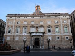 こちらが「自治政府庁」。

建物の上に旗が２本掲げられています。
「スペイン国旗」と「カタルーニャ州旗」。