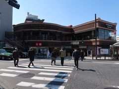 市ヶ谷（いちがや）駅



該駅は、明治２８年（１８９５年）３月６日開業である。
新宿-牛込間５．７ｋｍは、前年たる明治２７年（１８９４年）１０月９日に開通したが、当時、四ッ谷-牛込間２．０ｋｍに途中停車場は設置されなかったが、該駅設置理由として、該駅至近地に、陸軍省、及び、陸軍参謀本部が所在した事実は見逃せない。
駅本屋位置は現在と変わらず、相対式ホームが設置された。
大正１２年（１９２３年）９月１日発生の関東大震災で、該駅構内に於ける被害は、土留石垣約１５坪崩壊、上り旅客ホーム側壁崩壊、及び、上下線旅客ホーム上面沈降亀裂、等々の被害が発生した。
飯田町-信濃町間４．０ｋｍは、昭和４年（１９２９年）３月１６日附で複々線化されたが、該区間増線工事の為に外濠淵部を開削し、牛込-四ッ谷間沿線に植樹されていた桜樹群全部を切倒し撤去、更に、市ヶ谷-四ッ谷間に存在した四番町、三番町、及び、四谷各隧道を撤去し、緩行線乗越橋を設置する事から、旅客相対式ホホームを撤去し島式ホームを設置したが、同時に甲武鐵道開業時に設置された初代駅本屋も解体され、第２代駅本屋が設置された。
大東亜戦争末期に於ける米戦略部隊Ｂ２９爆撃機に依る東京都区内攻撃で、該駅は、昭和２０年（１９４５年）５月２５日空襲に依り、駅本屋、職員官舎、構内線路班小屋に焼夷弾が命中し全焼被害が発生した。
終戦後、応急復旧に依る第３代駅本屋が設置されたが、老朽化が著しい事から、現第４代駅本屋は、昭和４２年（１９６７年）３月に改築された。