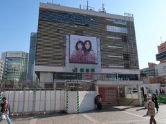 新宿（しんじゅく）駅



該駅は、明治１８年（１８８５年）３月１日開業である。
初代駅本屋は、現在の駅本屋中心地付近に設置された。
即ち、該駅は、日本鐵道赤羽線（現 山手線）開通時所属駅として設置されたものであり、此れに対し、甲武鐵道に依る新宿-立川間２７．２ｋｍ開通は、明治２２年（１８８９年）４月１１日である。
それ故、該駅は、現在に至るも先行開業たる山手線所属駅であり、中央本線所属では無い。
該駅構内の狭隘さ、及び、構内配線不備は既に日清（にっしん）戦争（明治２７年（１８９４年）７月２５日～明治２８年（１８９５年）４月１７日）に於ける軍事輸送時に露呈しており、軍部の要請も在り、該駅構内改良、及び、拡張が決定し、日露（にちろ）戦争（明治３７年（１９０４年）２月８日～明治３８年（１９０５年）９月５日）勃発直前たる、明治３７年（１９０４年）１月に着工し、更に、飯田町-新宿-中野間電車運転の為に、該駅西側敷地に新宿電車庫が設置され、途中、戦時中で作業員不足の不足を理由に工事中断も発生したが、明治３９年（１９０６年）３月１日に竣工し、甲州街道陸橋東側付近に第２代駅本屋設置をはじめ、それ迄は、該駅旅客ホームは２本しか存在せず、列車本数激増から列車遅延原因の温床となっていた事から、利用者の利便も考慮し、取敢えず電車ホーム分散を決定し、翌２日より、山手線・中央線電車専用 甲州街道口、中央線電車専用 青梅街道口が開設され、此の為に、中央線電車は該駅構内にに於いて２度停車した。
現在の如く２０ｍ×１０両編成＝２００ｍならば単独ホーム１本で良いが、当時の電車は１５ｍ×１、２両では、該状態では過剰設備となる事が火を見るより明らかだった。
大正４年（１９１５年）５月３０日に京王電気軌道（現 京王電鉄）が新町-新宿追分町開通に依り、該駅甲州街道口前に該社線電停が設置された事で、該駅が郊外線連絡ターミナル乗換拠点の様相が明確になってきた。
他方、大正期に入り、増大する客貨に対応困難な状態と化し、それ故に抜本的大改良を要すると判定され、此れに基き第２次大改良計画が策定され、分離状態の電車旅客ホーム統合や、鉄骨鉄筋コンクリート剛建築駅本屋改築等々が決定され、第３代駅本屋設置工事は大正１１年（１９２２年）に着工した。
大正１２年（１９２３年）９月１日に発生した関東大震災に依る被害で、該駅本屋は、鐵道省所属駅本屋施設で鉄骨鉄筋コンクリート剛建築として既に８割方完成していたが、該震災動が原因に拠り、鉄筋切断を初め、コンクリート基礎崩落、クラッチの発生等々で建築物として中破被害と判定され根本的大改修を余儀無くされる。
調査の結果、該駅本屋完全修復には１年以上をを要する大工事を要する事が判明し、鐵道省は、震災復旧工事を最優先事業と決定した為に、該駅、及び、該駅付近近代化工事は中断を余儀無くさせられたが、鉄骨鉄筋コンクリート駅本屋建築は、その間に予定より早く、大正１２年（１９２３年）８月１３日附で竣工した呉駅が第１号、広島駅が第２号で、それに続き、新宿駅本屋竣工は第３号の存在となった。
因みに、本来は耐久性に秀逸とされる鉄骨鉄筋コンクリート剛建築物たる新宿駅本屋だったが、竣工後３５年後に改築を余儀無くされたのは、後に、昭和２０年（１９４５年）５月２５日未明の東京山の手大空襲に拠り、新宿駅構内施設は全滅に等しい被害を被ったが、該駅本屋も焼夷弾が天井を貫通し内部で爆発引火し全焼した経緯を有し、焼損建築として耐持久力低下が挙げられた。
震災に依る工事遅延も、大正１３年（１９２４年）に該建設工事が再開され、長年の懸案事項だった電車旅客ホーム統合は、同年７月１３日に統合されれ、現第８番旅客ホームが設置された。
更に、同年１２月２５日附で、甲州口（現 南口）が開設された。
建設中の第３代駅本屋は、震災復旧を前提に工事が遅延したが、大正１４年（１９２５年）４月２６日に落成式が催行され、同年５月１日より正式開業した。
同年４月２３日に現５番中央線旅客列車ホームが新設されたが、旅客数増大に追い付かず、昭和８年（１９３３年）９月１５日附で、現４番中央線上り電車ホームが追設される。
大東亜戦争末期、我が国は全国各地に於いて連合国軍より空爆撃を受け被害が拡大する結果となったが、該駅は、昭和２０年（１９４５年）５月２５日未明の空襲に依り、駅本屋、旅客跨線橋、全旅客ホーム上屋、青梅口出改札駅舎、貨物取扱業務積卸場、等々、該駅構内諸施設に全焼被害が発生した。
戦争終結直後たる、昭和２０年（１９４５年）９月２日附で、該駅本屋貴賓室が進駐軍鉄道輸送事務室ＲТО用として接収されたが、該駅本屋貴賓室も例外無く被災しており、当面は壁面に紙を張付け当場を切抜けた。
該駅本屋は復旧の目途も立たず、半ば廃墟状態だったが、昭和２３年（１９４８年）２月１０日附で、改札口、及び、小荷物取扱場が復旧したが、該駅本屋が本復旧を果たすのは、広間、天井、柱へのモルタル吹付が完了する昭和２８年（１９５３年）１１月１０日である。
昭和３６年（１９６１年）１２月７日１２時頃、当時存在した日通小荷物配達取扱所付近から出火し、折からの冬風に煽られ、甲州口（現 南口）出改札駅舎が全焼する火事が発生した。
該出改札口駅舎再建は、昭和３８年（１９６３年）１２月である。
第３代駅本屋は建築途上で関東大震災に遭遇し中破被害が発生修復されたが、大東亜戦争末期の空襲に依る焼夷弾攻撃で全焼被害が発生し、再修復されながら使用されたが、焼損建築でクラッチが入るなど築４０年未満ながら深刻な状態となっていた。
地元資本も参加して民衆駅として改築が決定し、昭和３６年（１９６１年）１２月２０日に起工式が挙行され、翌昭和３７年（１９６２年）３月２１日より解体工事が開始され、昭和３８年（１９６３年）１２月２０日附で、駅部分が完成し、翌昭和３９年（１９６４年）５月１８日附で全国第３６番目の現第４代駅本屋が竣工した。
此の間、同年７月７日附で、現３番旅客ホームが増設される。
該駅西口は淀橋浄水場移転に合せ、東京都、小田急電鉄、京王帝都電鉄（現 京王電鉄）と共同で、昭和４１年（１９６６年）１１月３０日に現在の立体広場が竣工した。
昭和４８年（１９７３年）８月８日深更、該駅構内於いて貨物列車が停止信号を冒進し別貨物列車側面に衝突し、非衝突側貨車積載の米軍航空燃料に引火大爆発事故の為に、該駅構内相当内敷地が火の海状態となった。
事故発生と同時に、該駅職員１４１名、国鉄職員４６名、地元住民３６名、某高校山岳部員１１名、計２３４名は、決死の覚悟で引火爆発の危険性が高いタンク車を切離し手押しで安全地帯へ退避させ２次災害を防止した。
但し、該事故が発端となり、該駅周辺は凶暴化したフーテン、及び、凶悪化した過激派学生に依る反米運動拠点となった事は誠に遺憾である。
該駅は東京都区内に所在するにも拘らず、遅くまで貨物取扱業務が行われていたが、昭和５５年（１９８０年）１０月１日附でコンテナ取扱業務、残る貨物取扱業務も昭和５９年（１９８４年）２月１日附で全面廃止され、当該貨物取扱施設跡は、民営分割後は日本国有鉄道清算事業団を経て民間に払下げられた。
昭和６１年（１９８６年）３月３日に、埼京線新宿延長に伴い、新ホームが追設され、更に、成田エクスプレス運転開始と同時に、ホームが追々設され現形態が完成し、概ね現形態が完成した。