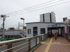 神奈川新町の次の仲木戸駅で降りました。背中側にＪＲの東神奈川駅があり、仲木戸駅とはデッキで結ばれています。この駅はＪＲのダイヤ改正と同時に京急東神奈川駅に改称されました。