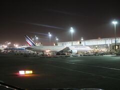 ドバイに着きました。窓の外にはエールフランス機がいます。2日後に乗るパリ行きかな。。