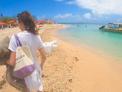 というわけで、
10分程でカナール島上陸。（早っ）

メトル島には行けませんでしたが
どうやらここでもシュノーケルなどは
出来るみたいだったので、
パラソルやシュノーケルセット
などを早速レンタルし、
お酒買って昼からぐいっといって、
準備は完了！！！笑

早速海に飛び込みました！