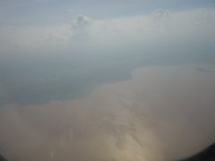 飛行時間は1時間程度。
途中でトンレサップ湖が見えます。
東南アジア最大の湖。

