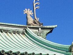 湯島聖堂の屋根では頭が龍で尾が魚の想像上の魚神が水を噴き上げています