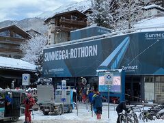 地下ケーブルカー「スネガエキスプレス」の駅入口

スキーバスのバス停も前にあります(2022.12にはこのバス停は無くなっており、橋の所のバス停から歩きました)
