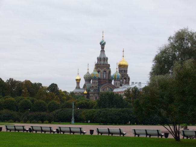 さぁ、サンクトペテルブルグの旅の始まりです！<br />バスを降り、しばらく歩くと遠くと、玉ねぎ頭の教会が見えてきました。