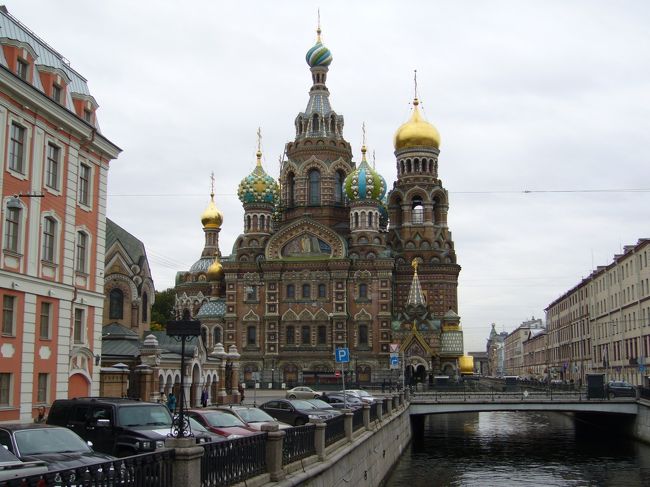 グリボエードフ運河沿いにあるのが「血の上教会」です。　<br />ロシア正教会の聖堂で、<br />公式名は、「ハリストス復活大聖堂」といいます。<br />