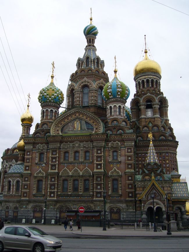 1881年、アレクサンドル2世が暗殺され、その死を悼んだ<br />アレクサンドル3世によって建てられた美しい教会です。