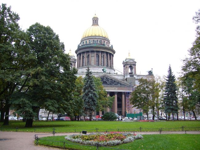 デカブリスト広場と通りを隔てて建つ、「聖イサク寺院」です。<br />高さは約１００m、面積は１万平方ｍと壮大なスケールで、<br />世界で３番目に大きな聖堂です。<br />