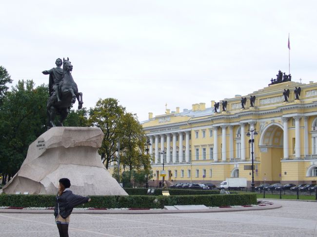サンクトペテルブルクの生みの親、「ピヨートル大帝」の騎士像。<br />台座は「雷の石」と呼ばれた巨大な花崗岩で、重量は1600トンあるそうです。<br />ビョートル大帝はいわゆる「ヨーロッパかぶれ」の人だったとのこと。<br />だからサンクトペテルブルグは、建物が美しい街になったのですね。<br />