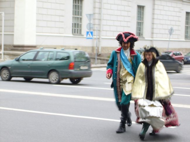 この二人、中世のロシア貴族といった感じです。<br />きっと観光客などの記念撮影で有料で一緒に撮るのでしょう。<br />