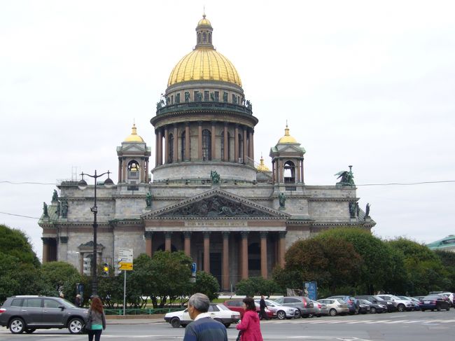 ドイツ軍によるレニングラード包囲戦では、聖イサク大聖堂の黄金の<br />ドームがドイツ軍にとって絶好の標的となりえたため、ソ連側はこの時期<br />ドームを灰色に塗りなおした歴史があります。<br />第二次世界大戦でのドイツ軍からの銃撃の跡が残る柱があるとのこと。<br />