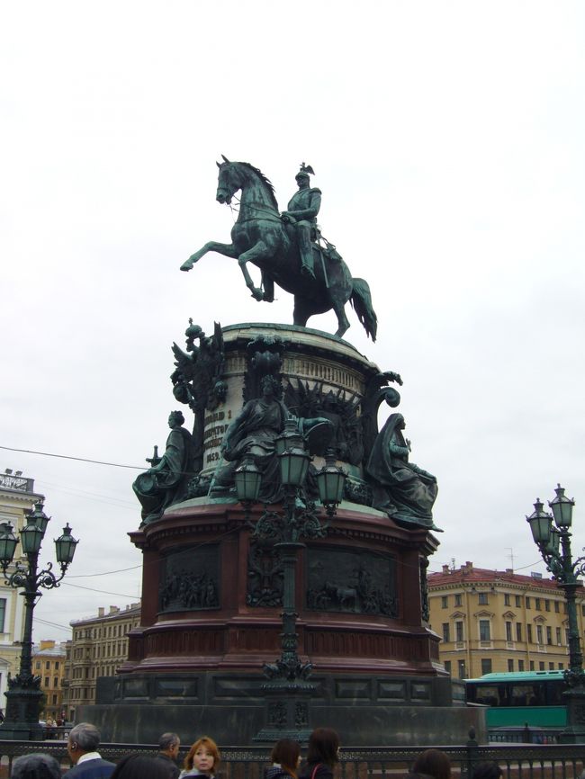 マリインスキー宮殿を背にして立つ、「ニコライ一世馬上像」。<br />ロマノフ王朝の第11代ロシア皇帝で1825年に即位しています。<br />ロシアの勢いが良かった頃の皇帝です。