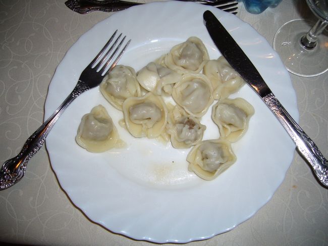 ロシア風水餃子、「ペリメニ」。　味が薄かったので、<br />日本から持ってきた醤油をかけて食べたら美味しかったです。<br />やはり日本人なのかなぁ？？
