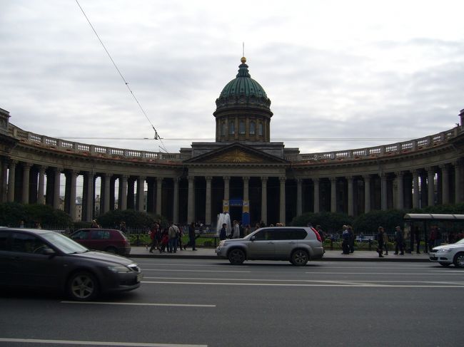 ネフスキー大通りに面して建っている「カザン聖堂」。<br />バチカンのサン・ピエトロ大聖堂を模して造られたそうです。<br />カザン聖堂はロシアの守護神「カザンの聖母」のイコンを安置するために<br />1811年に建てられました。