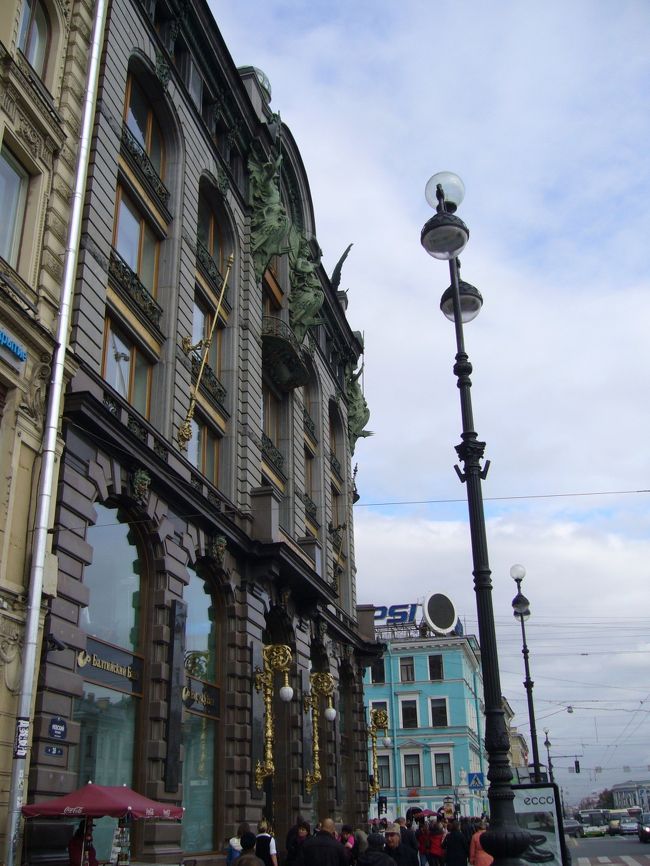 事前に調べて行った、百貨店や小売店を訪ねましたが、中には<br />なかなか見つからない店もありました。<br />店員さんの多くは無表情、なかなか笑顔を見ることが無かったです。<br />愛想笑いもありません、('_')　お国柄ですかね。