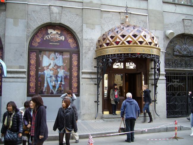 店構えを見ると、高級レストランみたいだと思いませんか？<br />ここで夕食を食べます。