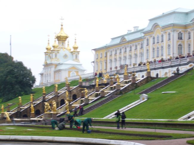 大宮殿の横にあるのが聖堂です。<br />あれ、噴水が・・・出ていない？？