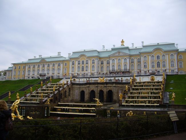 大宮殿のすぐ下にあるのが、大滝と呼ばれる噴水。<br /><br />