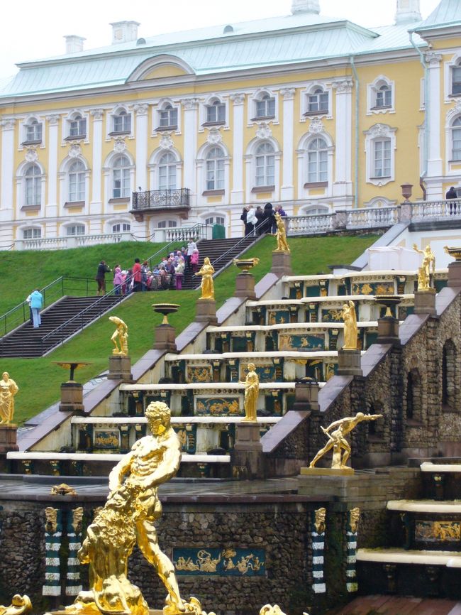 階段状に並んでいる金色の彫像は古代ギリシャ神話の神々です。<br />中央にある像はライオンの口を引き裂くサムソン像。