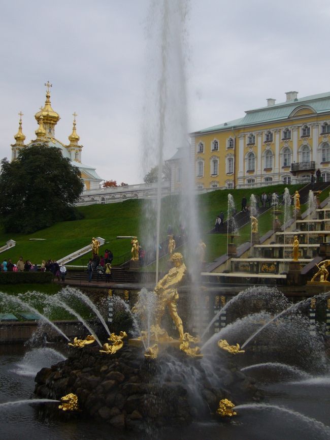 黄金の彫像と大噴水。<br />大滝の噴水は運河に続き、フィンランド湾に流れ出ます。