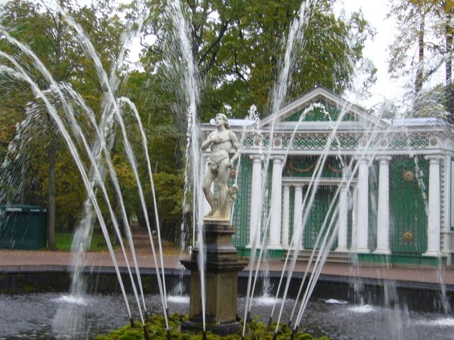 アダムの噴水。　広大な庭園内の噴水の数は150を超えます。<br />ただし噴水がでるのは5月から10月の間だけのようです。