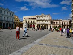 午後はラム酒ハバナクラブ博物館に行く予定だ。昨日、コンシェルジュに予約する必要があるかと尋ねた。必要はないけれど、英語のツアーは限られているから、出かける前に立ち寄ってくれ、予定を聞いてあげるよとのことだった。

コンシェルジュの所に行くと、何時ものベテランがいなかった。別の人に用件を告げると、はて、日曜日は閉まっているかもしれないよと、パソコンで調べて、やはり閉まっているよと教えてくれた。ガッカリしたが、どうも信用できない気もした。ダメ元で、出かけることにした。

途中でビエハ広場を通った。再開発が進み、人気のスポットである。