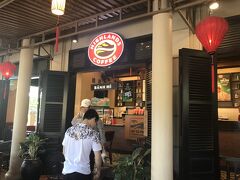 【Highlands coffee】
シャトルバスのお迎えが14時。疲れたので13時前にはカフェに戻ってきてしまった&#128517;
ここで涼みながら休憩♫
シャトルバスの発着場所が目の前っていうのがまたいいのよね～。

隣に『バインミーフーン』というバインミーのお店があって観光客でいつも賑わってます☆