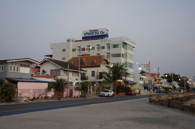プラチュワップキーリーカン.ビーチホテル5階（最上階）に泊まっています。<br />1泊朝食無し　800B　≒　2800円