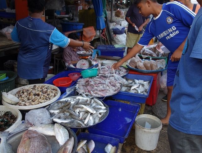 6：59　　ホテルから歩いて400ｍのところにある市場に来ました。
