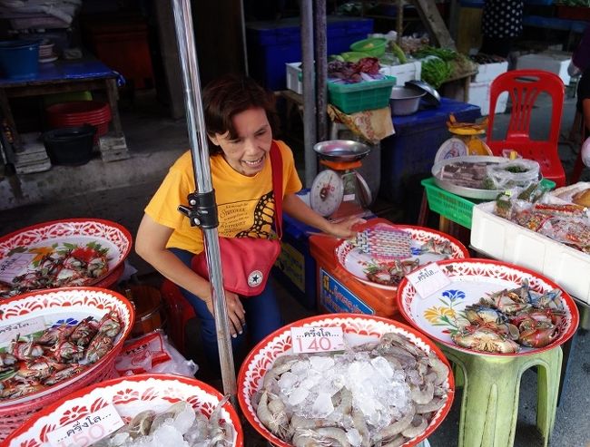 毎回この方から蟹を買っています。<br />『今日良いのが有りますか』<br />（ありますよ）<br />『じゃあ明日買います』<br />（明日は無いかも知れないので今日買って）<br />『わかりました』<br />蟹は手足を縛られて生きていますのでバケツに布地を敷き蟹を置きその上に濡れタオルを被せて暗くして保存してとアドバイスをしてくれた。