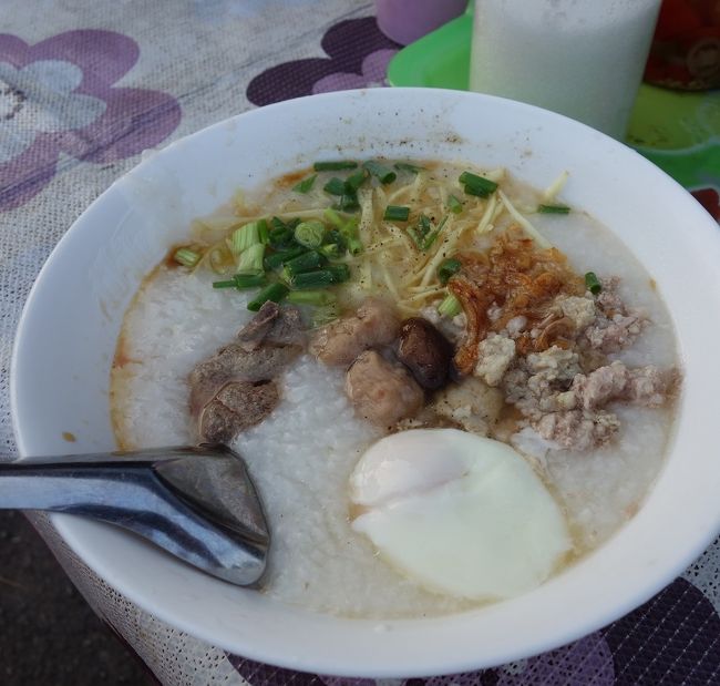 7：09　　朝食は市場内でジョーク30B　≒　105円 美味しい。