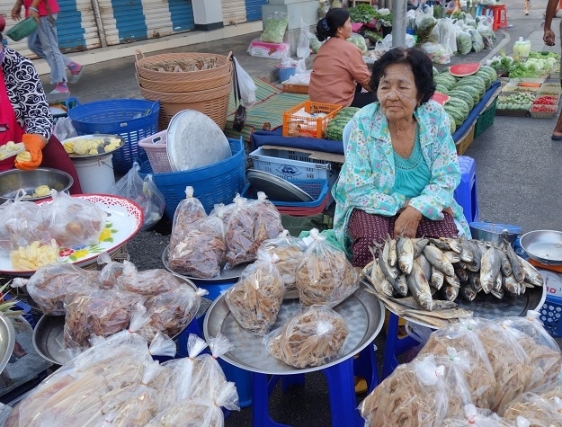 7：18　　『おばあちゃん覚えてますか』．．．？？？<br />『昨年も買ったんやが』．．．？？？<br />今回も日干しイカを買う　800B　≒　2800円．．．つまみが少ない時はスルメは最強になる。
