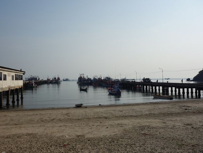 8：27　　ホテルから約5ｋｍほどにある船着き場に来ました。