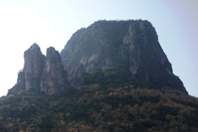 凄い岩山です．．．一休が若けりゃ登るのだがね、嘘です。