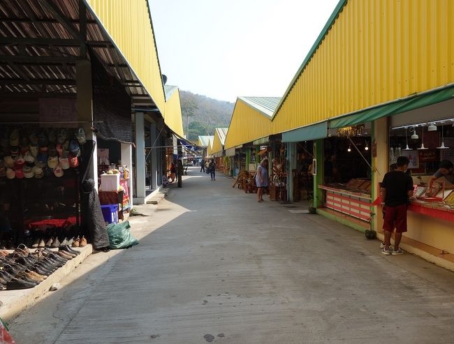 9：35　　車で約30分のミャンマーとの国境ダンシンコーンに買い物に来ました。<br />