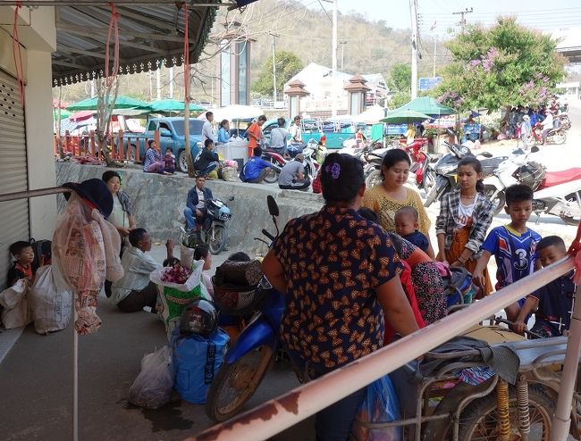 今日はなぜ人が多い？　お店に聞いてみるとミャンマー人の帰郷らしい（お祭り）