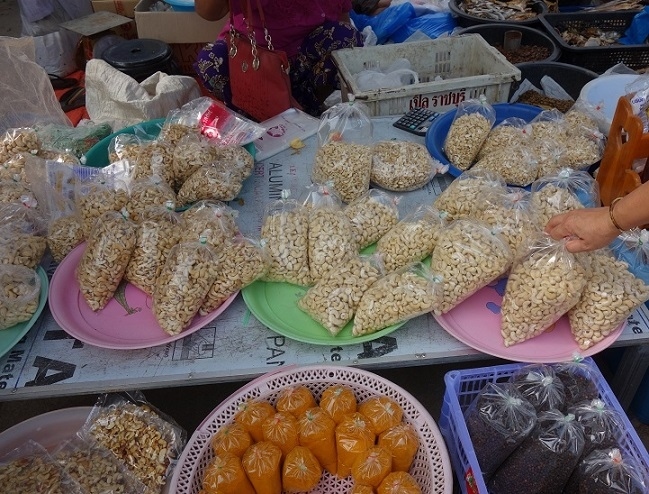 カシューナッツ<br />左の方のは揚げてありますが油の良いのを使わないのでしよう。<br />生の右の大きなのを1袋くださーい．．．自宅で良い油で少しづつ揚げます。<br />350Bは激安です．．．センタントップスの半値、それ以下か？<br />3袋買って置けばよかったと少し後悔してます（お土産に最高）<br />