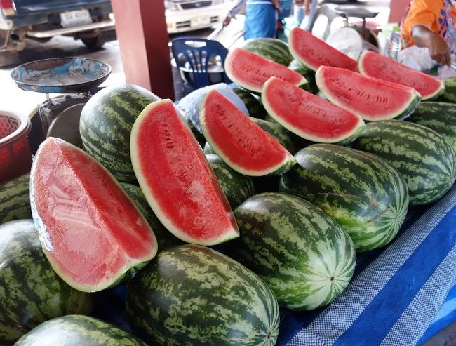これがタイの大きな部類のスイカです、国境で見たスイカは2倍はありました。