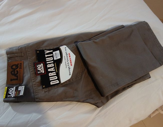 プラチュワップキーリーカンの露店で買ったズボン．．．偽物<br />350B　≒　1200円